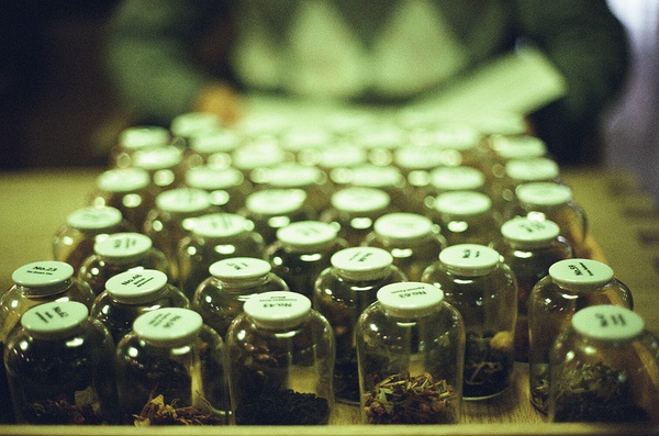 空瓶里存满思念_唯美意境牛奶瓶QQ空间素材