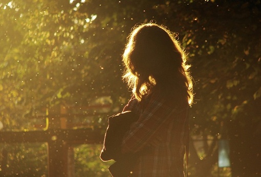 我只能仰视你的容颜_欧美风格阳光女生QQ空间图片素材