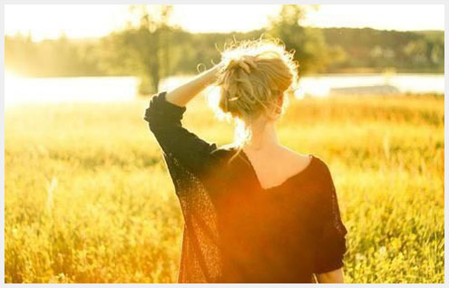 我只能仰视你的容颜_欧美风格阳光女生QQ空间图片素材