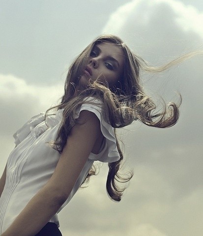 回眸一笑的感动_伤感女生QQ空间意境图片