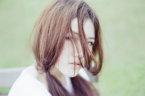 回眸一笑的感动_伤感女生QQ空间意境图片