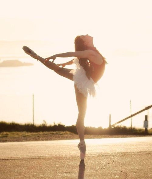 笑容背后的哀伤谁又能懂_个性潮流QQ空间意境图片素材