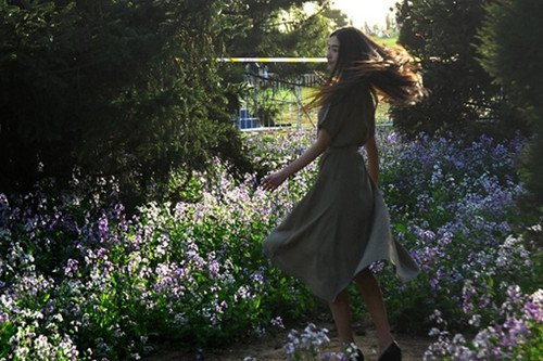 这个世界并不公平_沉溺过去的QQ空间意境女生图片