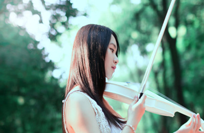 阳光唯美的的空间素材_走在阳光下