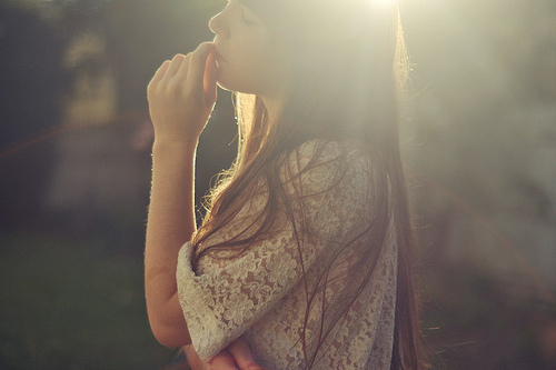 整颗心都在纠结_伤感的意境女生qq空间素材