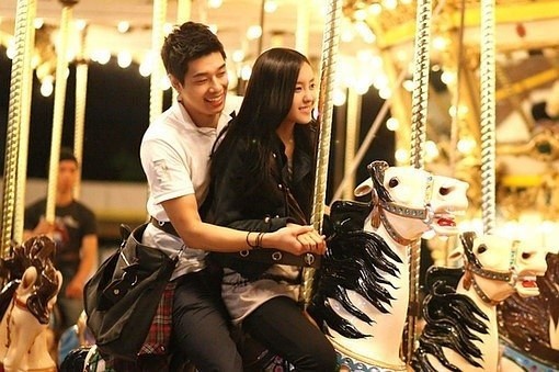 一直陪在你身边_幸福的情侣空间素材