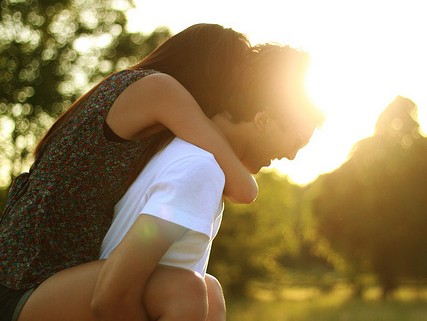 阳光下的爱情_欧美意境情侣QQ空间图片素材