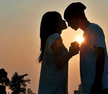 阳光下的爱情_欧美意境情侣QQ空间图片素材