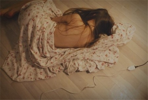 被爱是幸福的_潮流格调式女生图片素材