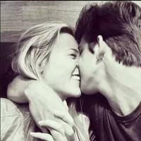 2022欧美情侣微信头像霸气 回头看你的脸没有一点留恋