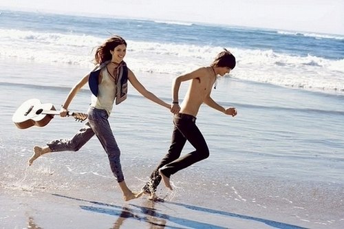 浪漫情侣两人图片