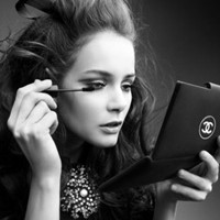 伤感的女生黑白微信头像_时间带不走黑白色的记忆