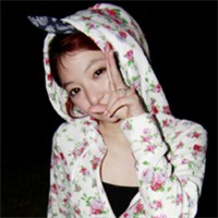 微信情侣头像网名一套_指着心脏说它很爱你