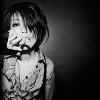 我宁愿所有痛苦都留在心里 也不愿忘记你眼睛