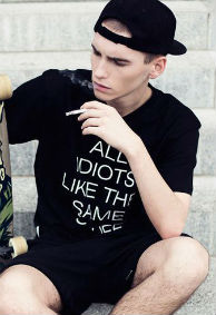 帅气欧美男生微信空间皮肤 人总要往前走一直做重复的事