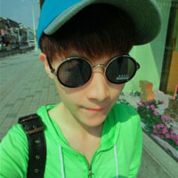 95后正太卖萌微信个性头像 我拼了命的想记起你那腼腆的笑脸