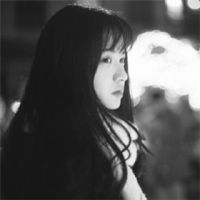 2022灰白女生微信头像 因为深情所以偏执