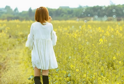 我们走过的风景只剩下了飘零_秋天女生唯美QQ空间图片