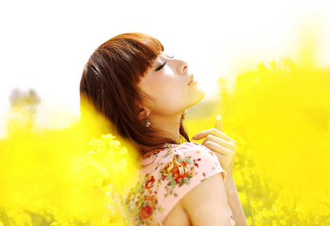 我呼吸着没有爱情的空气_元旦节清新女生QQ空间图片素材