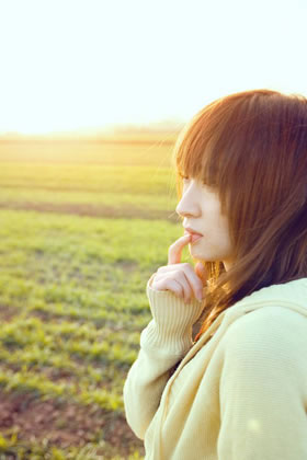 说好永远相拥却要背向而驰_小窝暖色系甜美女生QQ空间图片