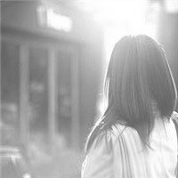 在瑟瑟的寒风中飘落成一地轻凉_黑白风格的非主流颓废女生QQ头像