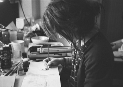 一个人躲在角落里看着世界的悲凉_意境颓废的非主流QQ空间图片素材