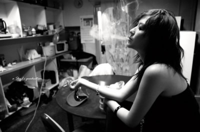 一个人躲在角落里看着世界的悲凉_意境颓废的非主流QQ空间图片素材