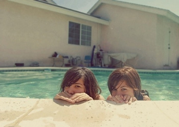 有你的陪伴一定不会孤单_青春定格的姐妹花非主流QQ空间图片素材