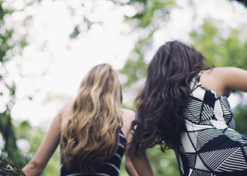 有你的陪伴一定不会孤单_青春定格的姐妹花非主流QQ空间图片素材