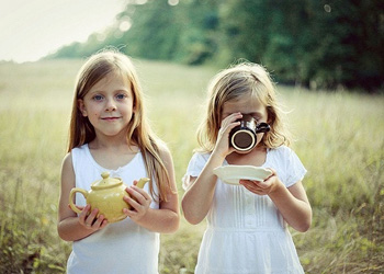 有你的陪伴一定不会孤单_青春定格的姐妹花非主流QQ空间图片素材