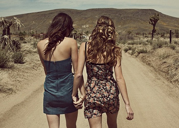 有你的陪伴一定不会孤单_青春定格的姐妹花非主流QQ空间图片素材