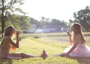 有你的陪伴一定不会孤单_青春定格的姐妹花非主流QQ空间图片素材