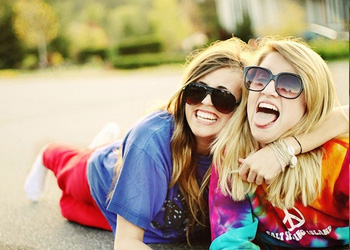 有你的陪伴一定不会孤单_青春定格的姐妹花非主流QQ空间图片素材