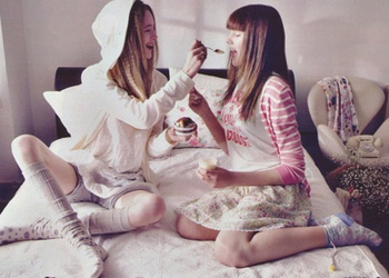 有你的陪伴一定不会孤单_青春定格的姐妹花非主流QQ空间图片素材