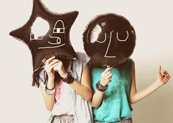 有你的陪伴一定不会孤单_青春定格的姐妹花非主流QQ空间图片素材