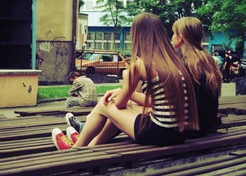 有你的陪伴一定不会孤单_青春定格的姐妹花非主流QQ空间图片素材