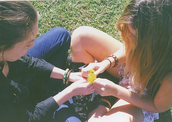 有你的陪伴一定不会孤单_青春定格的姐妹花非主流QQ空间图片素材