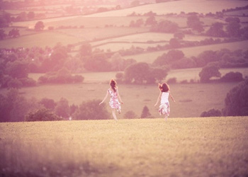 有你的陪伴一定不会孤单_青春定格的姐妹花非主流QQ空间图片素材