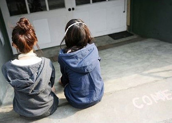 有你的陪伴一定不会孤单_青春定格的姐妹花非主流QQ空间图片素材