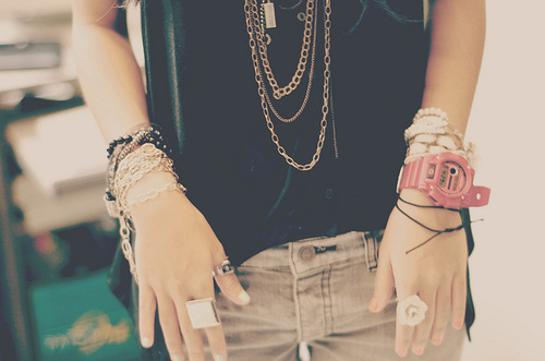 那些回忆就像一道深疤_优雅意境的非主流女生QQ空间图片素材