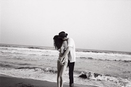 我要的仅仅只是一个肩膀_浪漫唯美的非主流欧美热恋情侣QQ空间图片素材