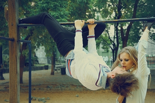 我要的仅仅只是一个肩膀_浪漫唯美的非主流欧美热恋情侣QQ空间图片素材