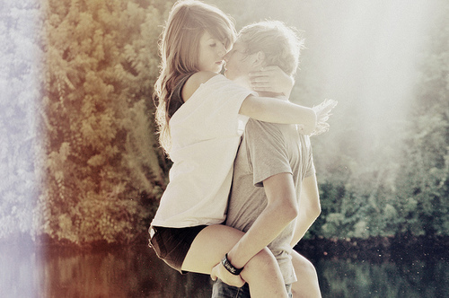 我要的仅仅只是一个肩膀_浪漫唯美的非主流欧美热恋情侣QQ空间图片素材