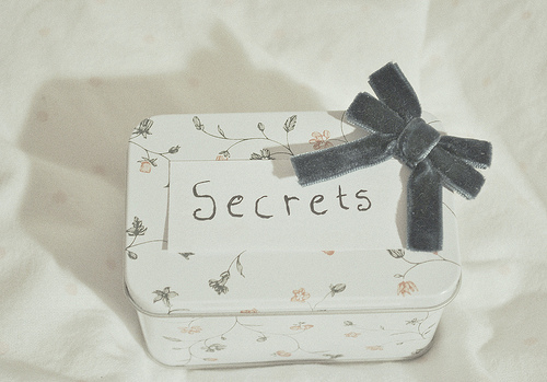 乌黑的角落里是谁在偷偷抽泣_优雅恬静的非主流意境QQ空间签名图片