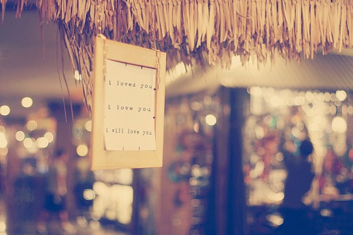 乌黑的角落里是谁在偷偷抽泣_优雅恬静的非主流意境QQ空间签名图片