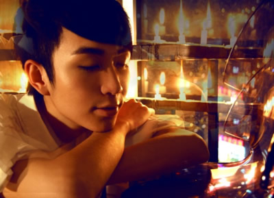 总是安慰自己不在意_个性文静的非主流男生QQ空间图片