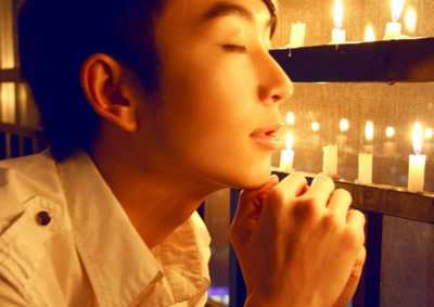 总是安慰自己不在意_个性文静的非主流男生QQ空间图片