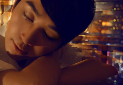 总是安慰自己不在意_个性文静的非主流男生QQ空间图片