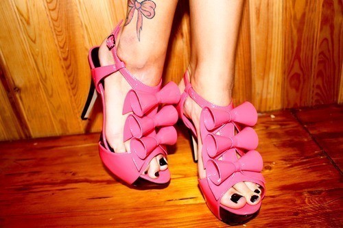 霓虹灯下的影子逐渐模糊_高跟鞋女生脚部QQ空间图片