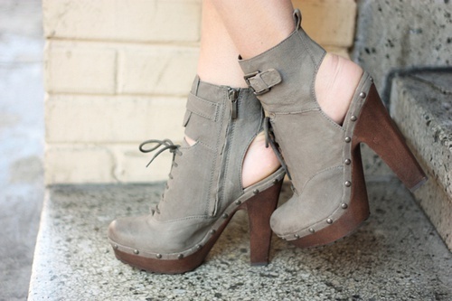 霓虹灯下的影子逐渐模糊_高跟鞋女生脚部QQ空间图片